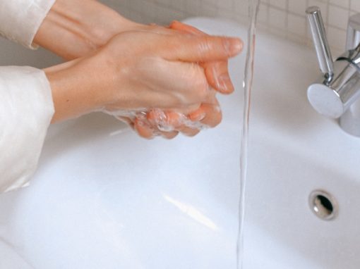 Zusammen für Ihre Gesundheit - Informationen zur Sprechstunde - person washing hands 3943909 scaled e1584454837729