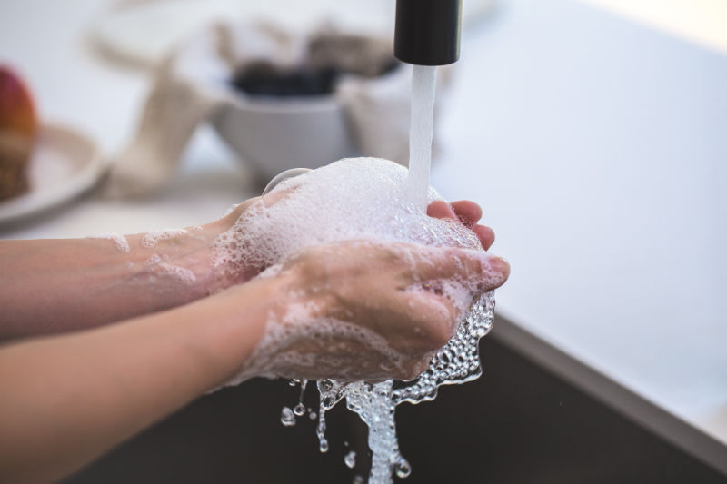 Zusammen für Ihre Gesundheit - Informationen zu Terminen - person washing his hand 545014 1